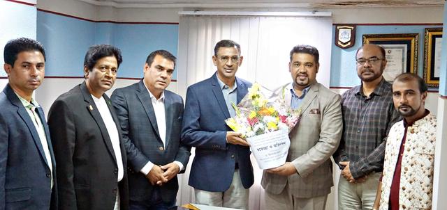 সিলেট চেম্বারের নব-নির্বাচিত পরিচালনা পরিষদকে দেশ ফাউন্ডেশন ইউকের ফুলেল শুভেচ্ছা