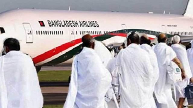 বাড়তি টাকায় হজ ফ্লাইটের সামনের আসন