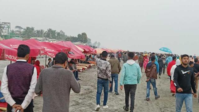 পর্যটকের পদচারণায় মুখর কুয়াকাটা