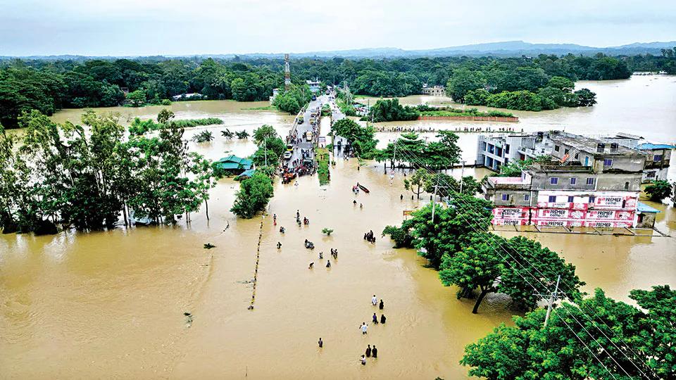 Floods strand tourists as heavy rain disrupts travel across Bangladesh