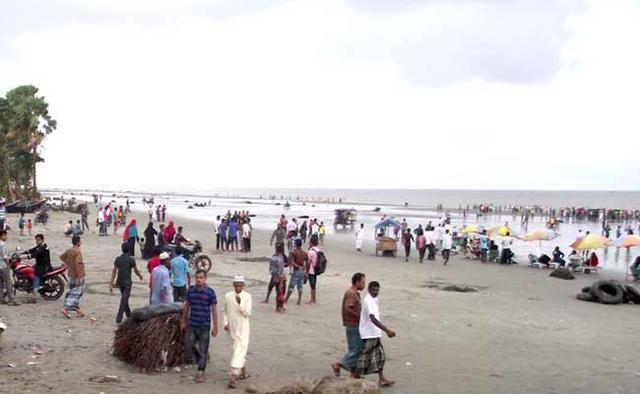 রাস মেলা ঘিরে কুয়াকাটায় পর্যটকের ভিড়