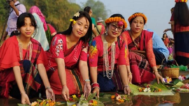 পাহাড়ে লেগেছে বৈসাবি রং