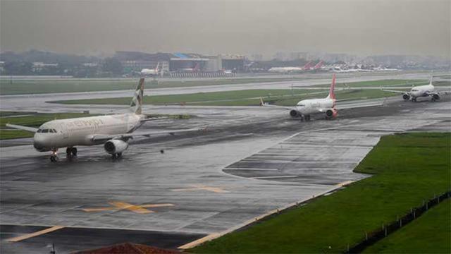 Torrential rain disrupts flight schedules in Mumbai