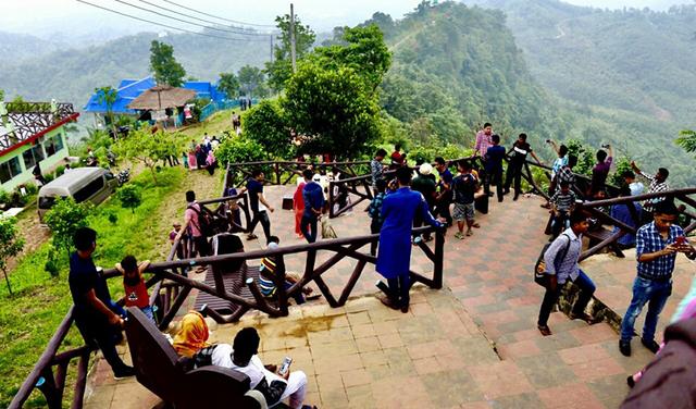 পর্যটকে মুখর পাহাড়ি জনপদ