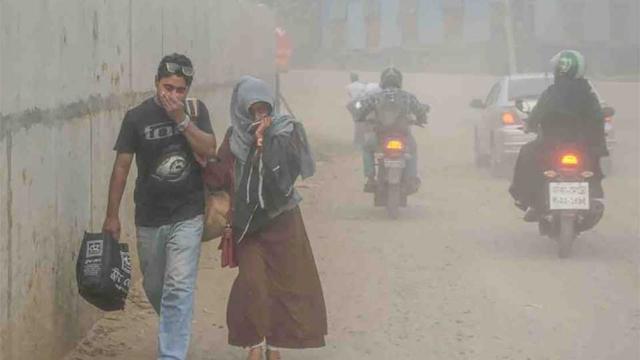দূষিত শহরের তালিকায় আজ শীর্ষ তিনে ঢাকা