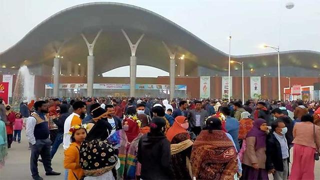 ছুটির দিন জমজমাট বাণিজ্য মেলা, খুশি ব্যবসায়ীরা