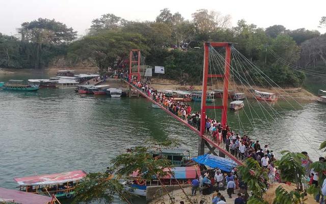 পর্যটক মুখর পার্বত্য জনপদ