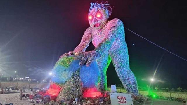 দূষণ সচেতনে কক্সবাজার সৈকতে ‘প্লাস্টিকের দৈত্য’