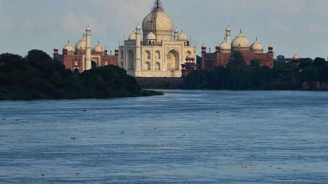 ফের তাজমহলের দেয়াল ছুঁলো যমুনার পানি
