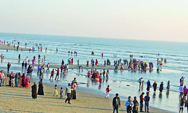 উত্তাল সাগরতীরে পর্যটকের ঢল